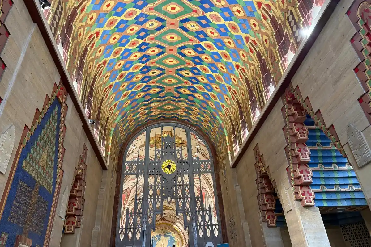 The Definitive Downtown Detroit Walking Tour: Architecture & Icons