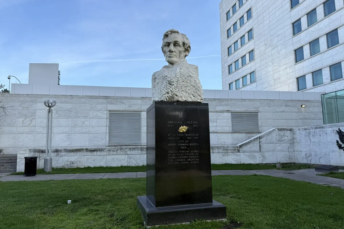 The Definitive Downtown Detroit Walking Tour: Architecture & Icons