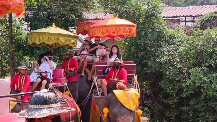 Exciting Private Day Tour to Maeklong Railway & Damnoen Saduak Floating Market from Bangkok – Authentic Thailand Experience