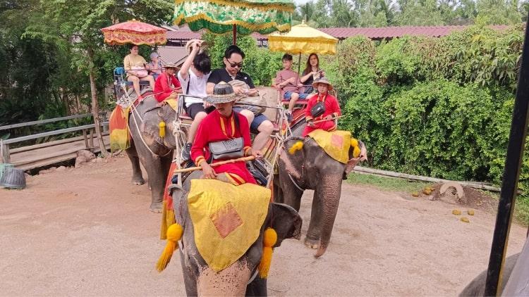 Exciting Private Day Tour to Maeklong Railway & Damnoen Saduak Floating Market from Bangkok – Authentic Thailand Experience