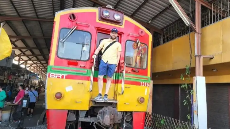 Exciting Private Day Tour to Maeklong Railway & Damnoen Saduak Floating Market from Bangkok – Authentic Thailand Experience