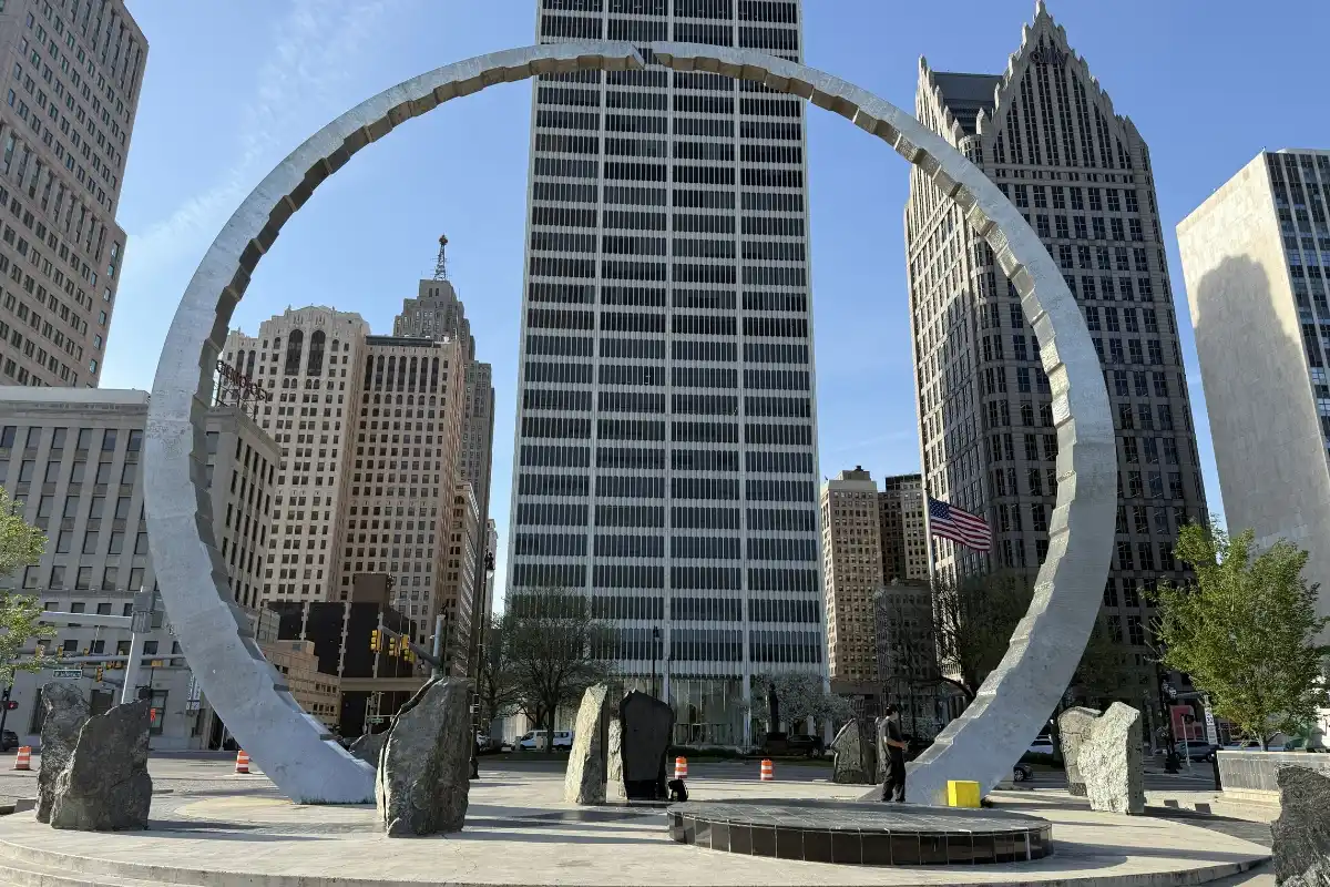 The Definitive Downtown Detroit Walking Tour: Architecture & Icons