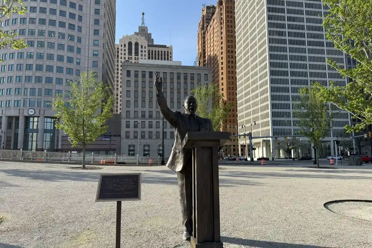 The Definitive Downtown Detroit Walking Tour: Architecture & Icons